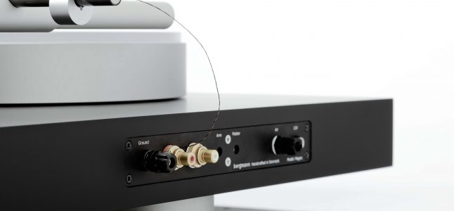 Magne turntable with air bearing platter and tonearm